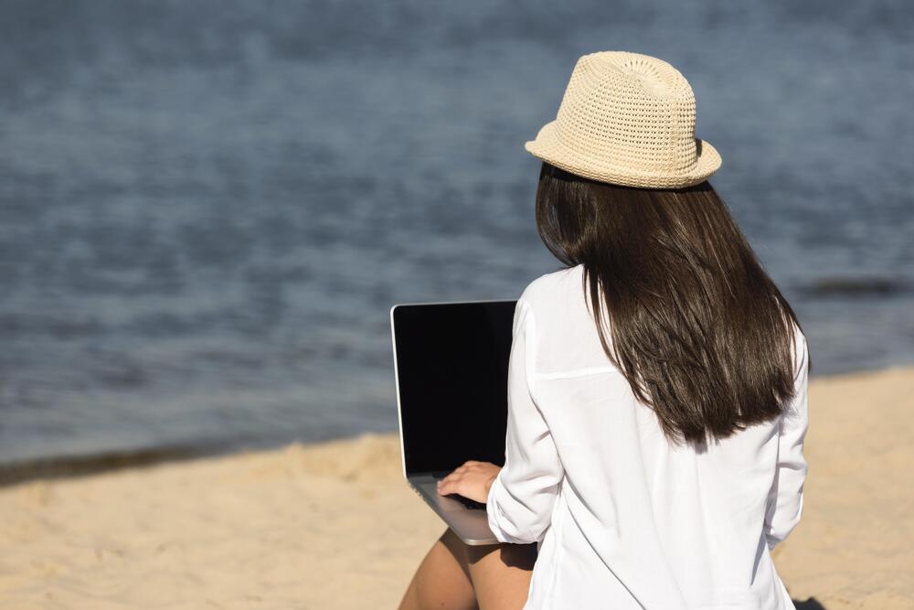 femme à la plage